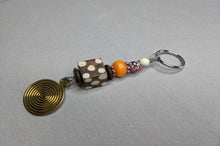 Load image into Gallery viewer, Schlüsselanhänger aus afrikanischen Perlen
