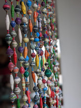 Lade das Bild in den Galerie-Viewer, Schmaler Perlenvorhang aus Papierperlen
