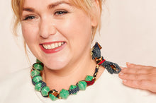 Lade das Bild in den Galerie-Viewer, Hübsche Frau mit Statement Kette aus Papierperlen und Stoffband Afrikanisch Pearls of Africa
